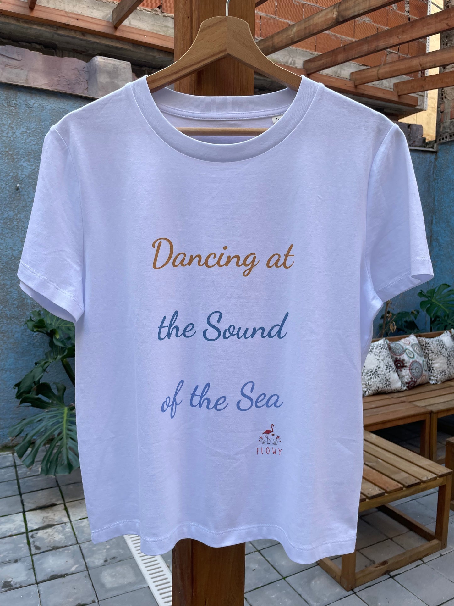 Flowy's Words - "Dancing at the Sound of the Sea": White